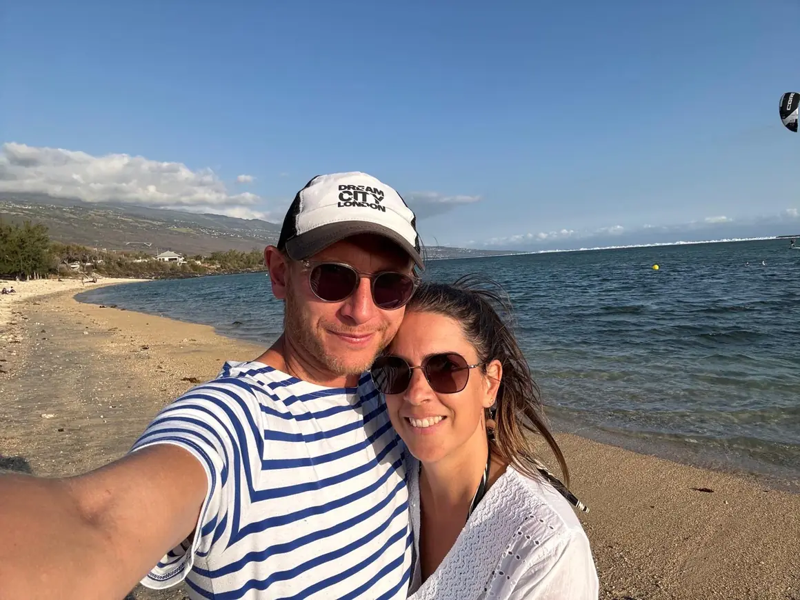 Selfie de Maud et Simon sur une plage, le sourire aux lèvres