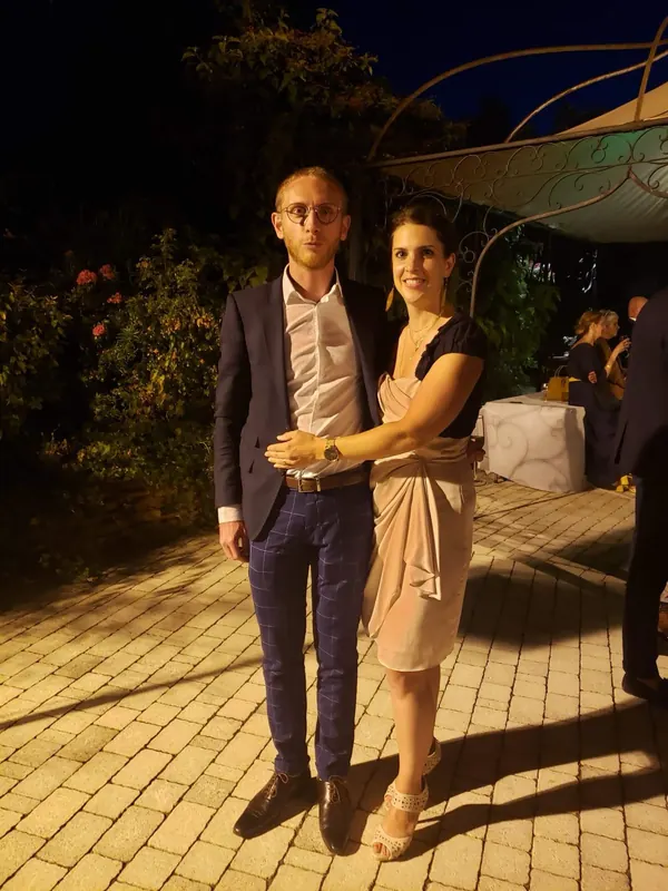 Maud et Simon, enlacés sur une terrasse pavée, un soir d'été